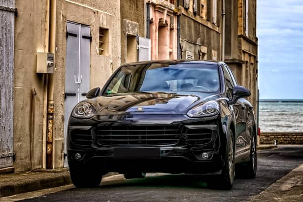 Mașini scoase la vânzare de ANAF! Porsche Cayenne, la 4.600 euro! Cum arată mașina de 513 lei
