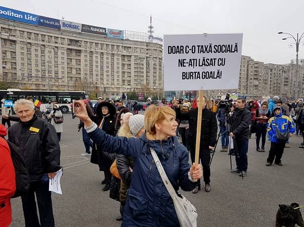 GALERIE FOTO „Revoluţia fiscală” a fost adoptată prin Ordonanţă de Urgenţă! Sute de protestatari în faţa Guvernului!