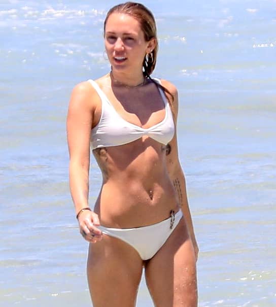A comis-o din nou! Miley Cyrus, într-o pereche de bikini transparenţi la plajă. Când s-a întors, s-a văzut tot