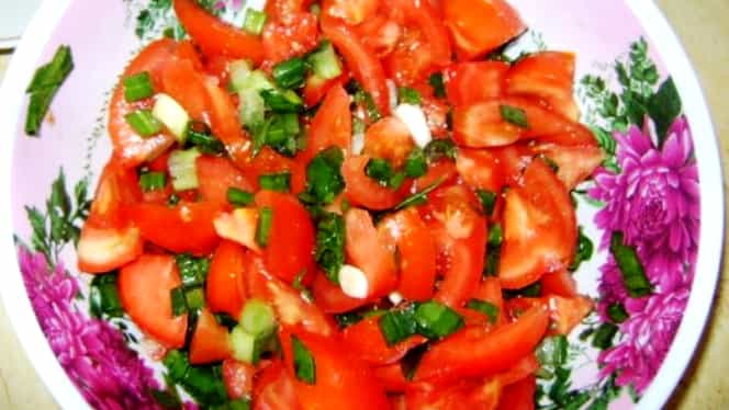 Metoda prin care să nu mai rămână zeama roșiilor în salată. Ce trebuie să faci