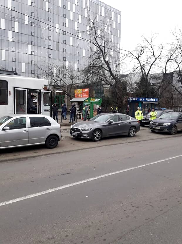 O limuzină a blocat tramvaiul în zona Pipera, la doar o zi după confruntarea dintre vatman și BMW