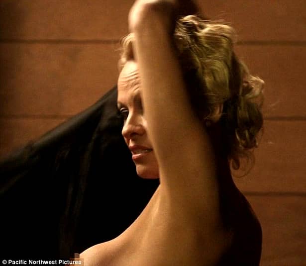 GALERIE FOTO. Pamela Anderson a renunţat la haine. Goală puşcă pe marile ecrane