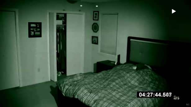 A montat o camera ascunsă pentru a afla de ce iubita lui se trezeşte în fiecare noapte, la exact ora 4:27! Când s-a uitat dimineaţa pe înregistrare, a chemat Poliţia