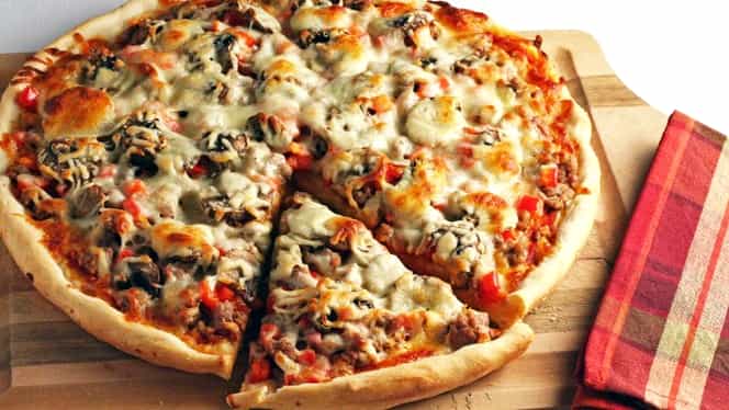 Cea mai bună pizza de casă. Reţeta cu care îţi vei impresiona toţi prietenii în weekend