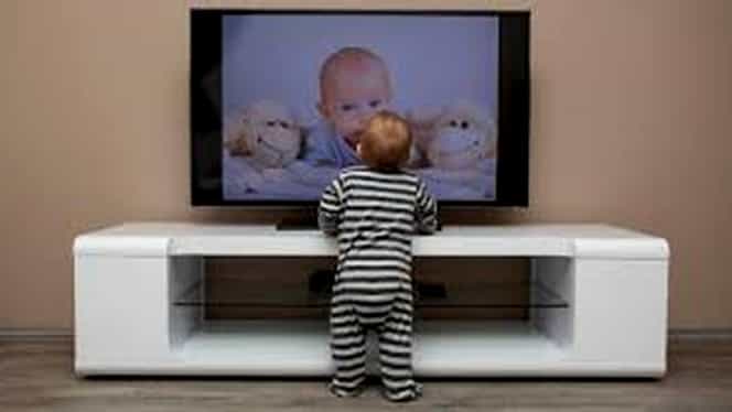 STUDIU: 90% dintre cazurile de autism la copiii de 2-3 ani, declanşate de TELEVIZOR