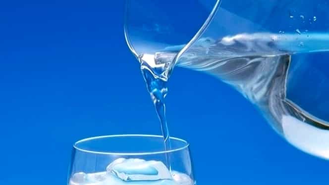 Este bine să bei doi litri de apă pe zi, dar dacă nu poţi? Vezi la ce riscuri te expui!