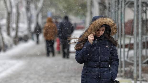 ALERTĂ ANM! Vine frigul peste România! Ninge la munte și temperaturile scad dramatic în toată țara
