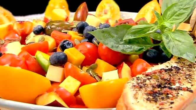 Rețeta zilei de 9 iulie. Salată de vară cu legume și fructe