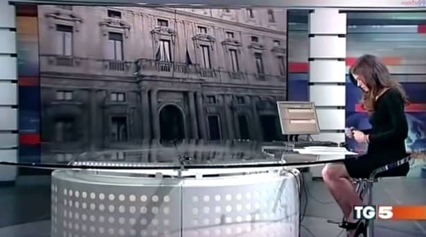 GALERIE FOTO. O cunoscută prezentatoare TV şi-a lăsat la vedere lenjeria intimă. A uitat complet că biroul este transparent!