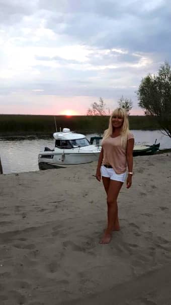 Elena Udrea, gravidă la plajă! Cine îi este alături!
