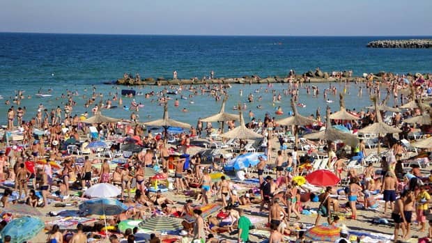 Stațiunea cea mai aglomerată de pe litoralul românesc. Oamenii se înghesuie ca în China