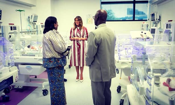 Melania Trump, rochie de 2.000 de dolari, în timpul vizitării unui spital din Ghana