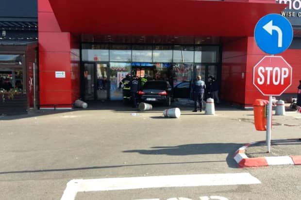 ULTIMA ORĂ: VIDEO cu ATACATORUL! „Să curgă sânge!” Un bărbat a intrat cu mașina într-un mall din Brăila! Sunt MULTE victime