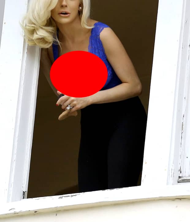 FOTO / Ce privelişte, ce balcoane! Cum a fost surprinsă o celebră blondă la fereastra casei sale