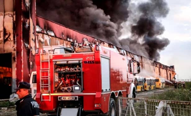 VIDEO! Incendiu devastator la o fabrică de vopseluri din Orăştie! Fabrica arde de mai bine de 12 ore GALERIE FOTO