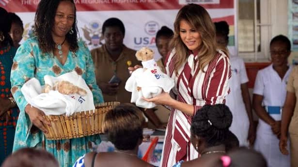 Melania Trump a fost întâmpinată cum se cuvine în Ghana, cu dansuri tradiționale, muzică și grupuri de copii veniți special pentru a-i ura ”bun venit” cu steagurile SUA și pe cel al Ghanei. O fetiță a venit cu un buchet de flori și a fost îmbrățișată de Prima Doamnă.