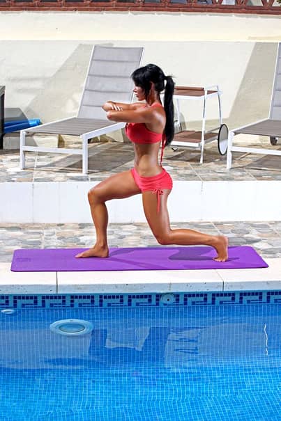 GALERIE FOTO. Una dintre cele mai sexy antrenoare de fitness, pictorial incendiar la piscină! Frumoasa brunetă a încins imaginaţia tuturor bărbaţilor cu mişcările ei