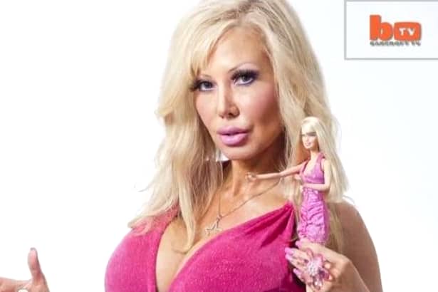 Este atît de obsedată de papuşile Barbie încat a apelat la operaţiile estetice pentru a arăta ca ele. Cum arată femeia / GALERIE FOTO