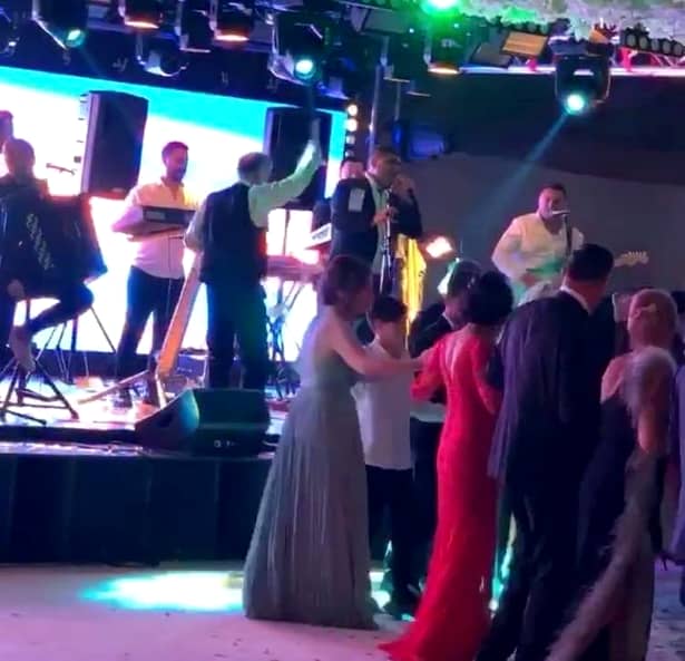 Gigi Becali a aruncat cu banii pe lăutari la nunta Teodorei Becali! FOTO