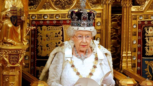 Regina Elisabeta a II-a a Marii Britanii nu a purtat coroana în Parlament