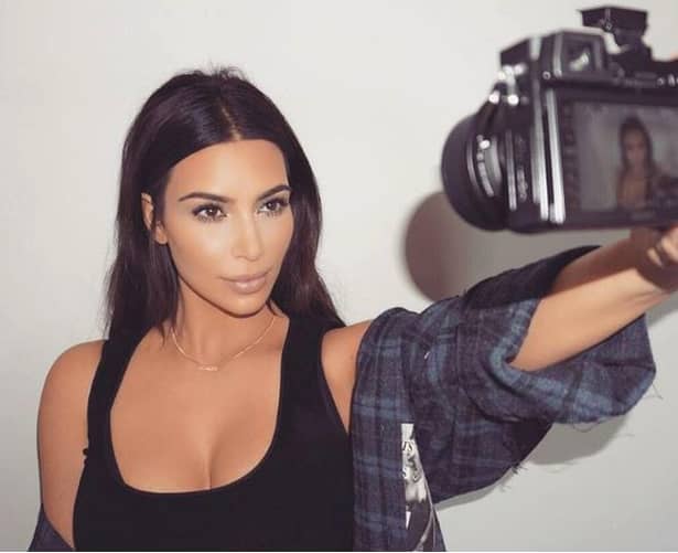Cum sa faci un selfie perfect! Învaţă de la Kim Kardashian!