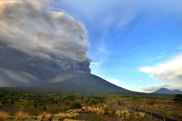 Vulcanul Agung ameninţă locuitorii din Bali! A aruncat cenuşă la mii de metri în atmosferă!