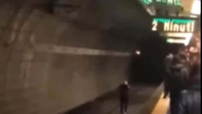 O româncă de 27 de ani s-a aruncat pe linia de metrou din Roma. Tânăra a fost salvată de doi bărbați curajoși. VIDEO
