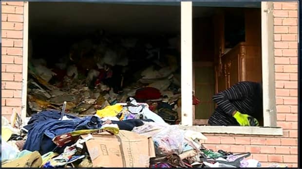 FOTO & VIDEO INCREDIBIL. Tone de gunoaie scoase din apartamentul unui constănţean. De câţi ani aduna
