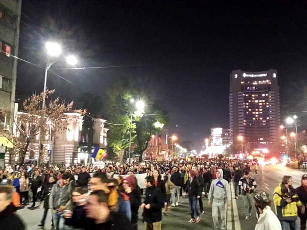 GALERIE FOTO. 35.000 de protestatari în Capitală. Numărul din întreaga ţară: 70.000! Şi DIASPORA a ieşit în stradă