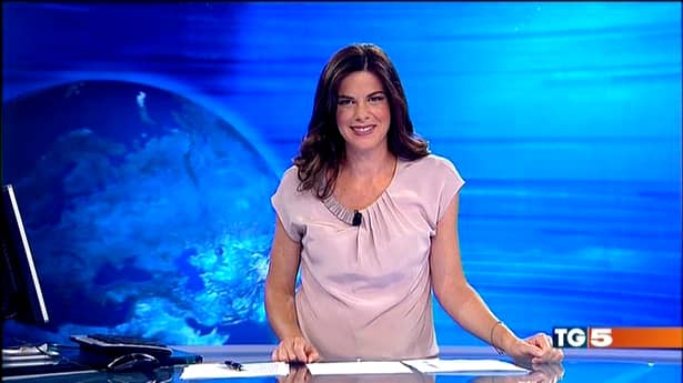 GALERIE FOTO. O cunoscută prezentatoare TV şi-a lăsat la vedere lenjeria intimă. A uitat complet că biroul este transparent!