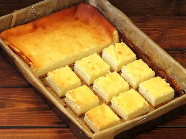 Plăcinta turnată cu brânză dulce de vaci o mănânci direct din tavă de bună ce este! Rețeta e simplă și ieftină