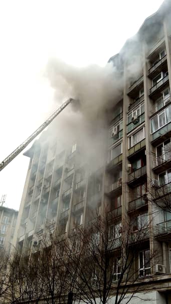 Fum gros în centrul Capitalei! Un apartament arde pe Bulevardul Magheru