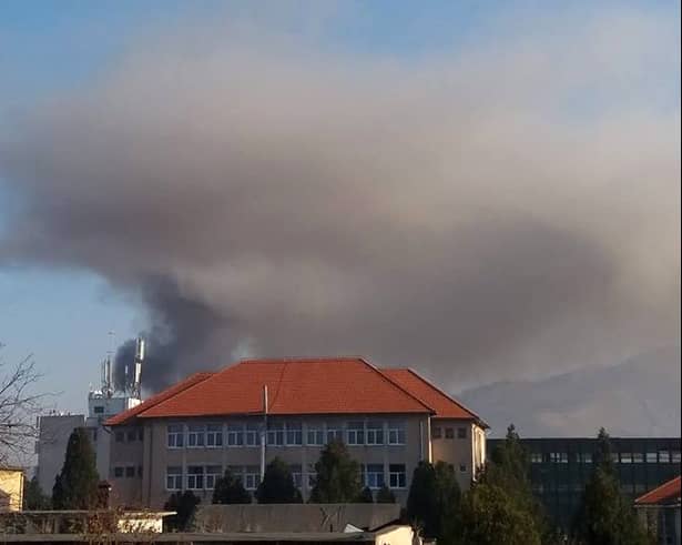 Fotografie realizată la incendiul din Cugir. Fumul gros se ridică deasupra unei clădiri