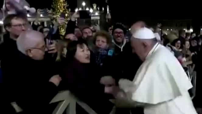 Papa Francisc a lovit mâna unei femei la o adunare în Ajunul Anului Nou! VIDEO
