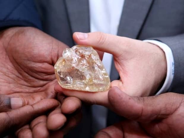 „Diamantul Păcii”, vândut cu 6,53 de milioane de dolari! Cât vor primi muncitorii care l-au descoperit!