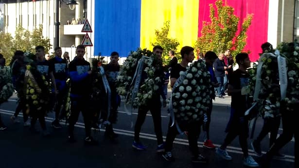 Mitropolitul Olteniei a început înmormântarea alături de un sobor de preoți. Ilie Balaci a fost condus pe ultimul drum alături de militari și fani care i-au făcut bannere cu mesaje fel de fel mai emoționante.