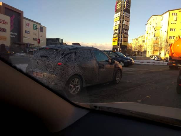 Cum arată Dacia Sandero. Un model camuflat a fost surprins pe străzile din România