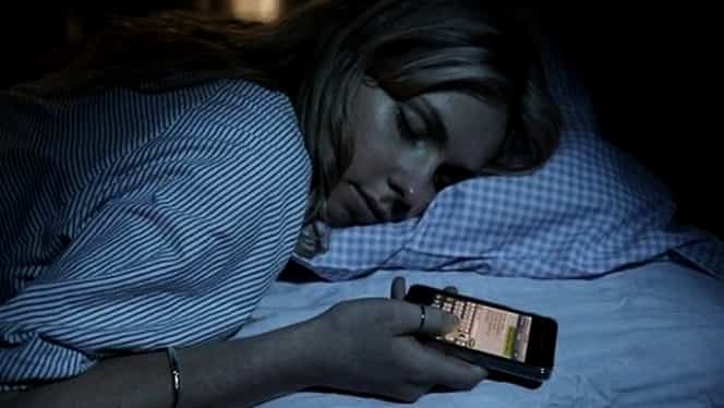 Întâmplare înfricoșătoare! O femeie și-a pus telefonul sub pernă și a adormit. Ce a văzut după, a băgat-o în sperieți!