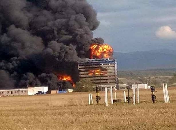VIDEO! Incendiu devastator la o fabrică de vopseluri din Orăştie! Fabrica arde de mai bine de 12 ore GALERIE FOTO