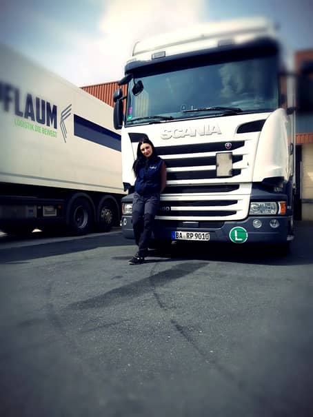 Mălina Ghileschi, desemnată cea mai atrăgătoare șoferiță de TIR. Tânăra lucrează pe autocamion de circa 1 an. Galerie FOTO