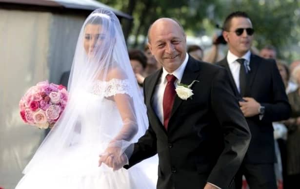 Elena Băsescu în costum de baie, după 3 nașteri! Cum arată fiica fostului președinte