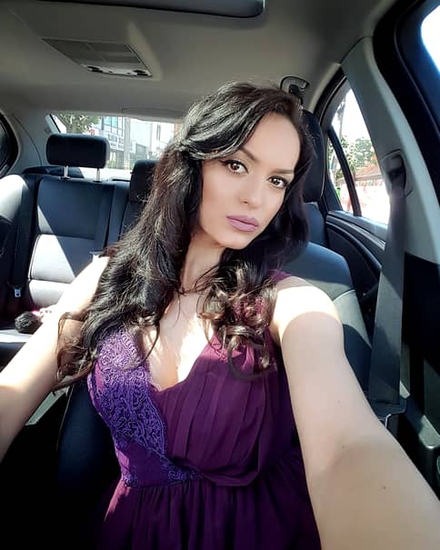 Irina Lepa, selfie in masina. Irina Lepa poarta o rochie mov