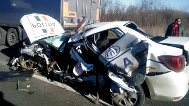 O mașină de Poliție distrusă într-un accident în Caraș Severin! Un TIR a făcut praf autoturismul! Doi răniți în urma impactului