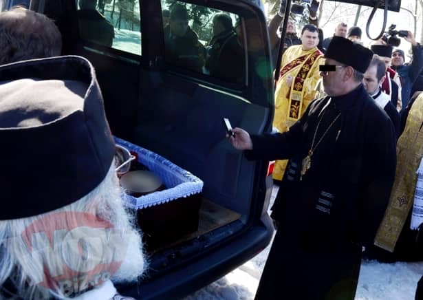 Toata lumea a înlemnit cînd a văzut ce a făcut acest preot la înmormîntarea Marioarei Murărescu!