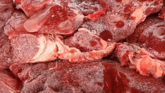 Ce e lichidul roșu pe care îl lasă carnea după decongelare. Nu este sânge