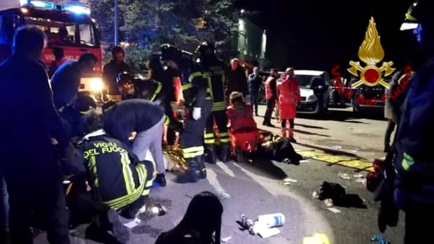 Tragedie într-un club din Italia! 6 persoane au murit şi peste 100 au fost rănite. Foto şi video