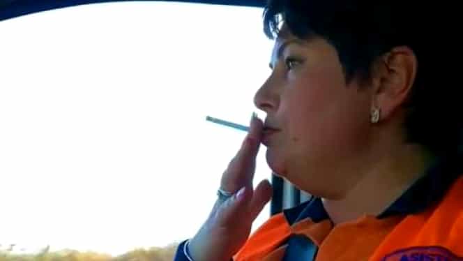 Imagini revoltătoare. O asistentă fumează în ambulanţă, în timpul unei intervenţii VIDEO