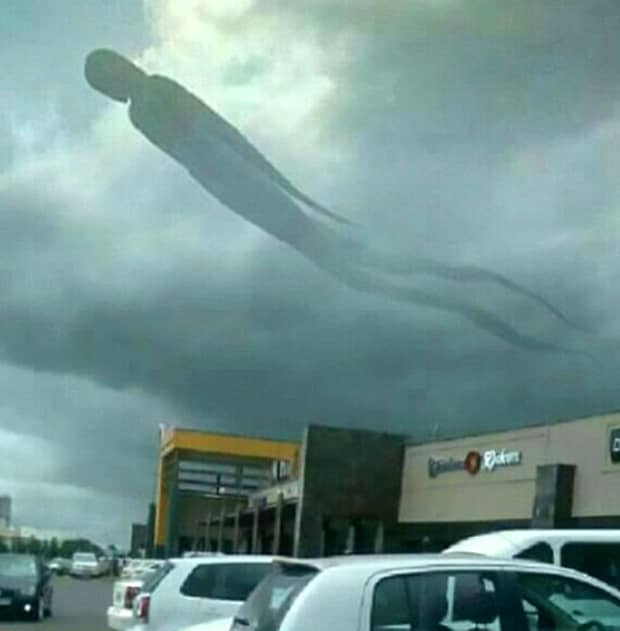„Aşa arată Dumnezeu”!  Apariţie bizară pe cer, deasupra unui mall