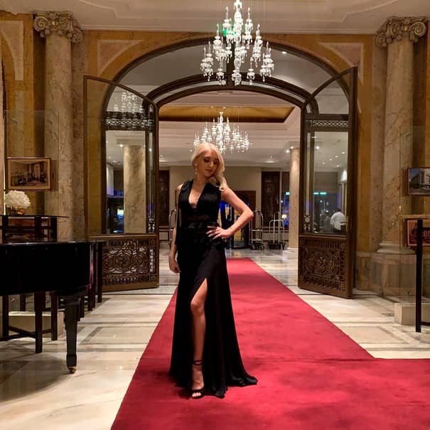 Alexandra Becali, cea mai elegantă dintre fetele lui Gigi Becali. Tânăra e pasionată de fashion şi nu iese nearanjată din casă. FOTO