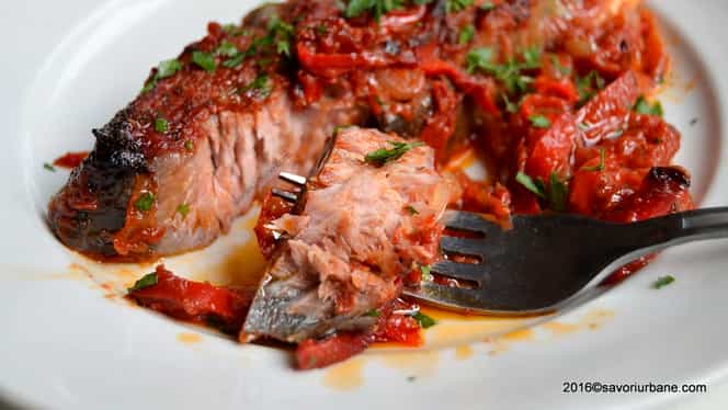 Reţeta zilei: peşte la cuptor cu roşii şi usturoi. Se face rapid, e delicioasă şi are puţin ulei